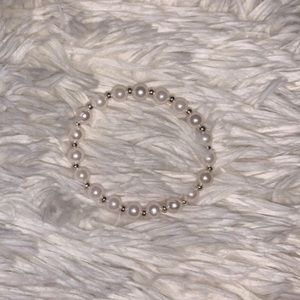 Pearl beaded bracelet with silver beads